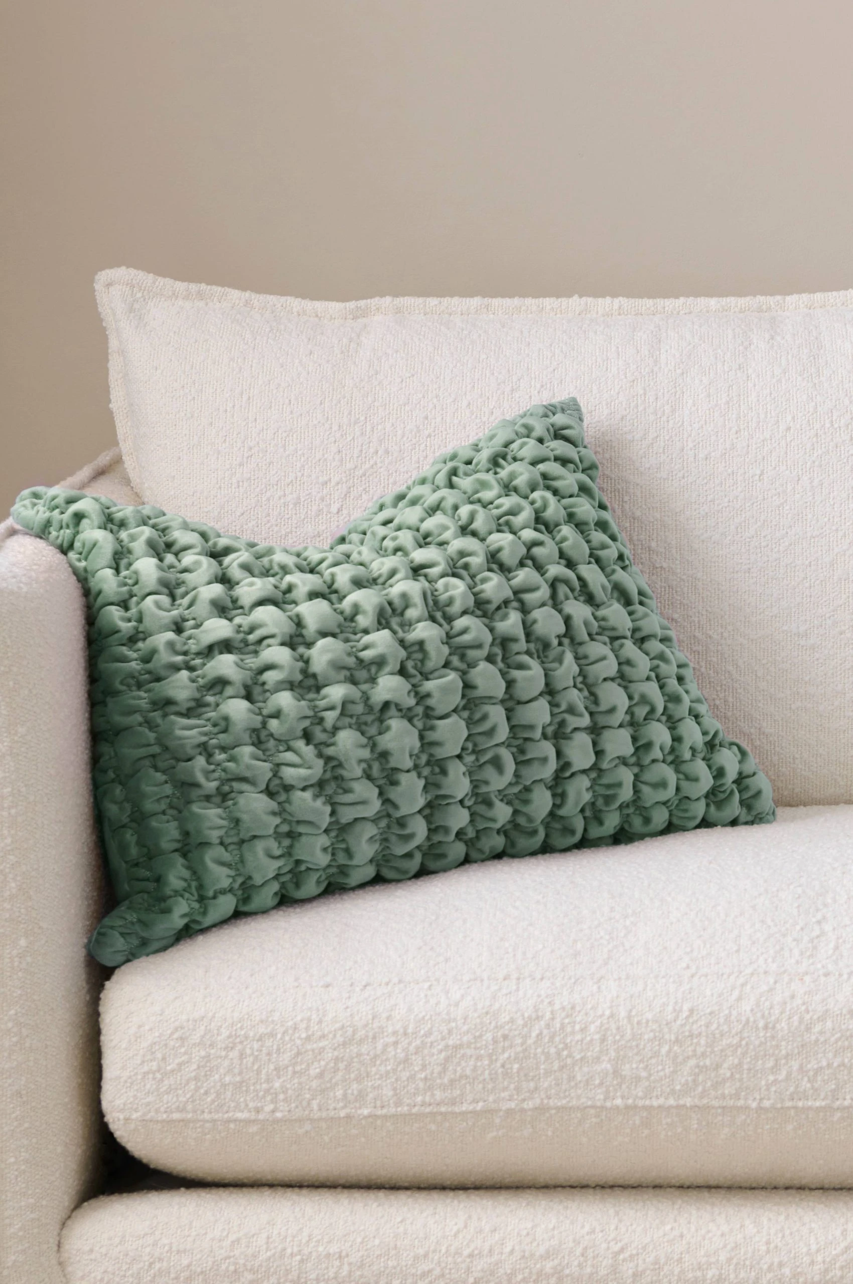 Kuddfodral Nora Bubble i sammet Ellos Kuddfodral Nora Bubble I Sammet -Himla ONLINE ell 1679534 03 Fm M0071801 scaled