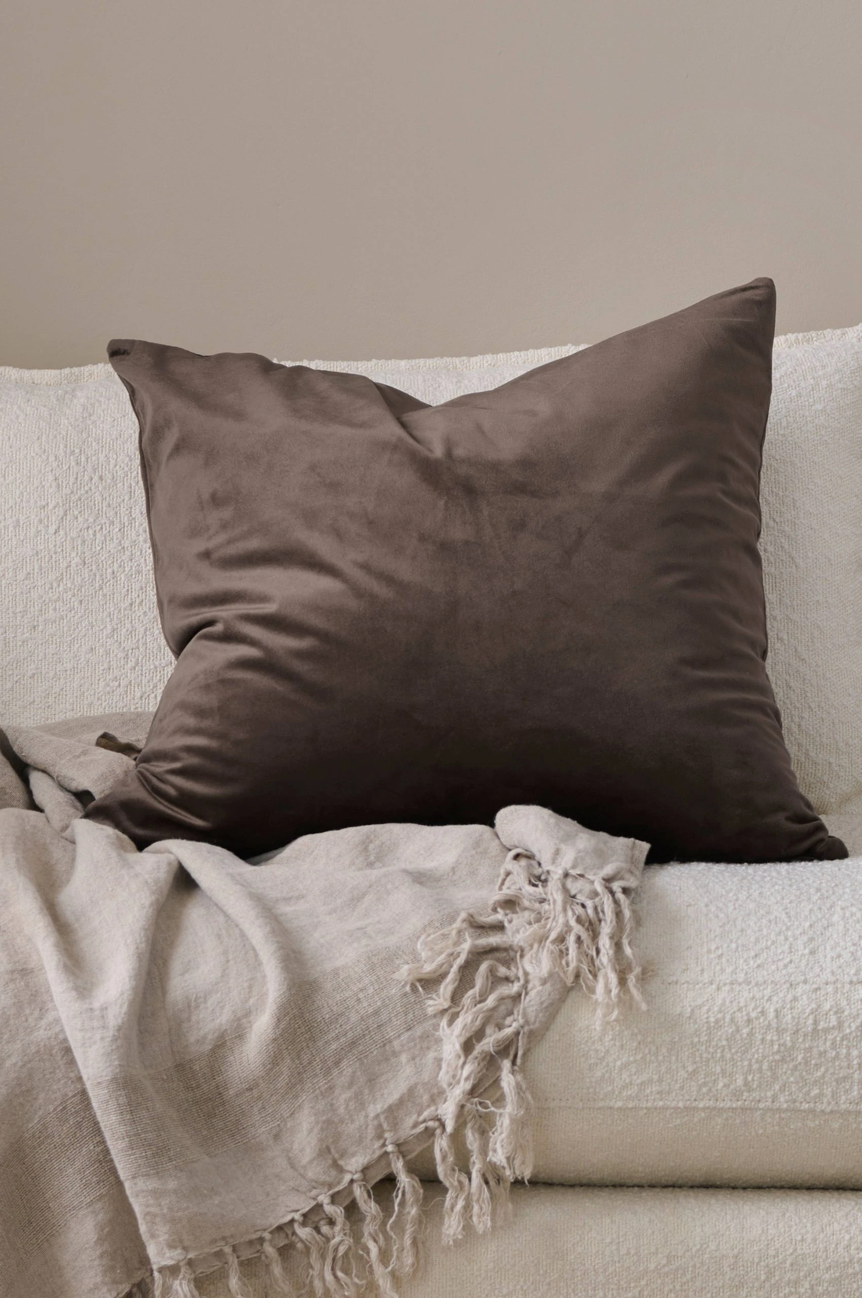 Kuddfodral Nora i sammet Ellos Kuddfodral Nora I Sammet -Himla ONLINE ell 1679535 04 Fm M0071808 scaled